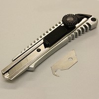 Safety cutter self retractable blade