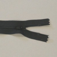 Black 56cm (22in) zip 